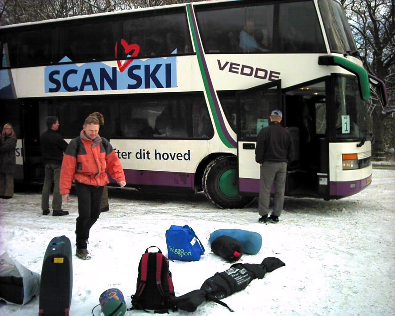 Vi rejste med SkiAlpin. Men det stod ingen steder på bussen...